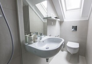 Dusche, Haartrockner, Handtücher