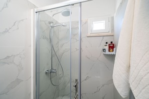 Bathtub, hair dryer, towels - Apartment Debos - One-Bedroom Apartment with Balcony and Sea View (Dubrovnik)