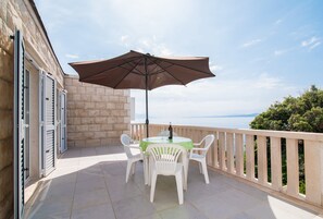 Outdoor dining - Apartments Neva- Standard Two Bedroom Apartment with Terrace and Sea View (Selca)