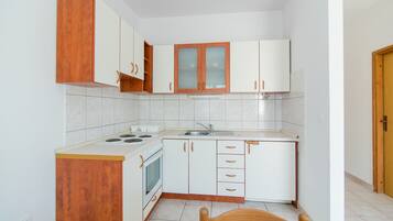 Wasserkocher mit Kaffee-/Teezubehör, Kühlschrank, Ofen, Herdplatte