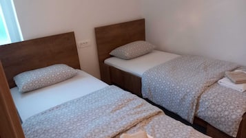 2 bedrooms, iron/ironing board, internet, bed sheets