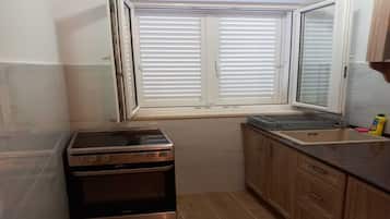 Coffee/tea maker, fridge, microwave, stovetop