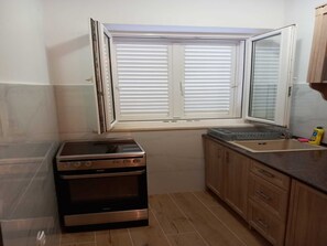 Frigorífico, microondas, placa de cocina y cafetera o tetera
