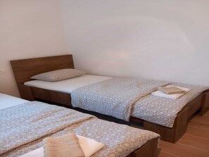 2 dormitorios, tabla de planchar con plancha, Internet y ropa de cama