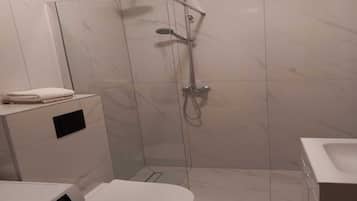 Badewanne, Haartrockner, Handtücher