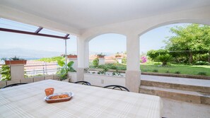 تناول الطعام بالخارج