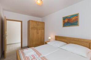 2 عدّة غرف نوم وخدمة الإنترنت وملاءات أسرّة