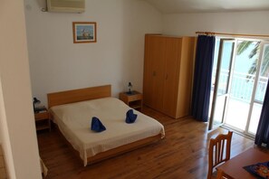 WiFi, bed sheets - Apartments Lozica - Standard Studio Apartment with Terrace and Sea View (Mokosica)