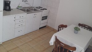 Een koelkast, een oven, een kookplaat