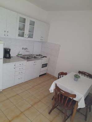 Fridge, oven, stovetop - Apartments Bačić - Two Bedroom Apartment with Terrace and Sea View (Blato)