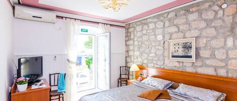 1 habitación, tabla de planchar con plancha, internet y ropa de cama