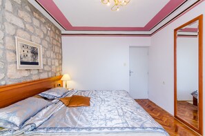 1 bedroom, iron/ironing board, internet, bed sheets