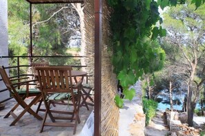 Outdoor dining - Apartments Brac-Osibova - One-Bedroom Apartment with Terrace and Sea View (A1) - (ST) (Milna)