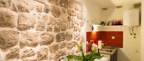 Refrigerador, parrilla de estufa, tostadora y utensilios de cocina