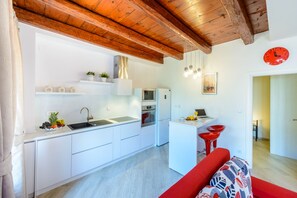 Frigorífico, microondas, horno y placa de cocina