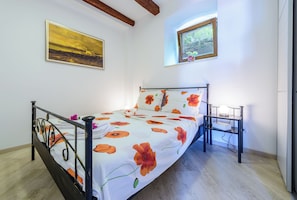1 dormitorio, tabla de planchar con plancha, wifi y ropa de cama