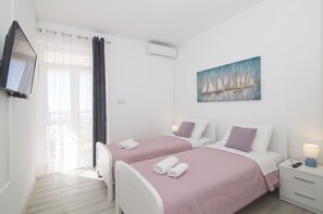 2 bedrooms, iron/ironing board, free Internet, bed sheets
