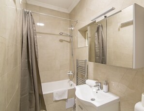Bañera, secador de pelo y toallas