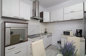 Fridge, microwave, oven, coffee/tea maker