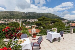 Outdoor dining - Guest House Raguz - Double room - 2 (Dubrovnik)
