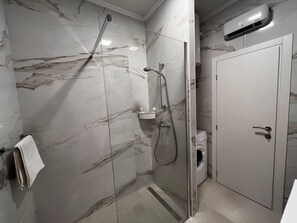 Badewanne, Haartrockner, Handtücher
