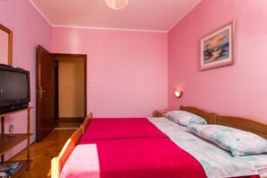1 bedroom, iron/ironing board, internet, bed sheets