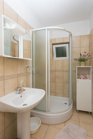 Dusche, Haartrockner, Handtücher