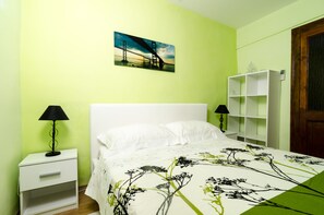2 bedrooms, internet, bed sheets