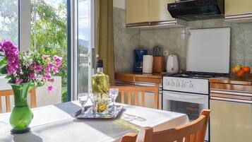 Een koelkast, een microgolfoven, een oven, een kookplaat