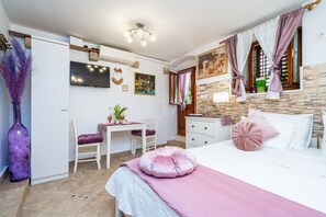 Iron/ironing board, WiFi, bed sheets