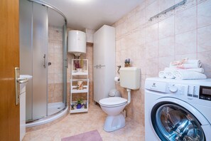 Haartrockner, Handtücher, Seife, Toilettenpapier