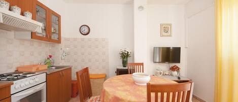 Frigorífico, horno, placa de cocina y cafetera o tetera