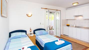 Studio, terras, uitzicht op tuin | Woonruimte | Een 42-inch flatscreentelevisie met kabelzenders en een televisie