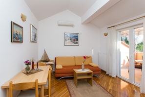 Appartement, 1 chambre, balcon, vue jardin | Coin séjour | Télévision à écran plat de 42 pouces avec chaînes par câble, télévision