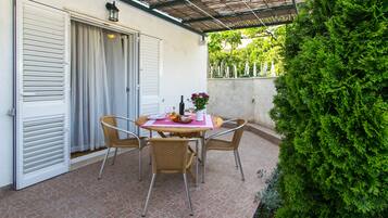 Studio, terras, uitzicht op tuin | Terras