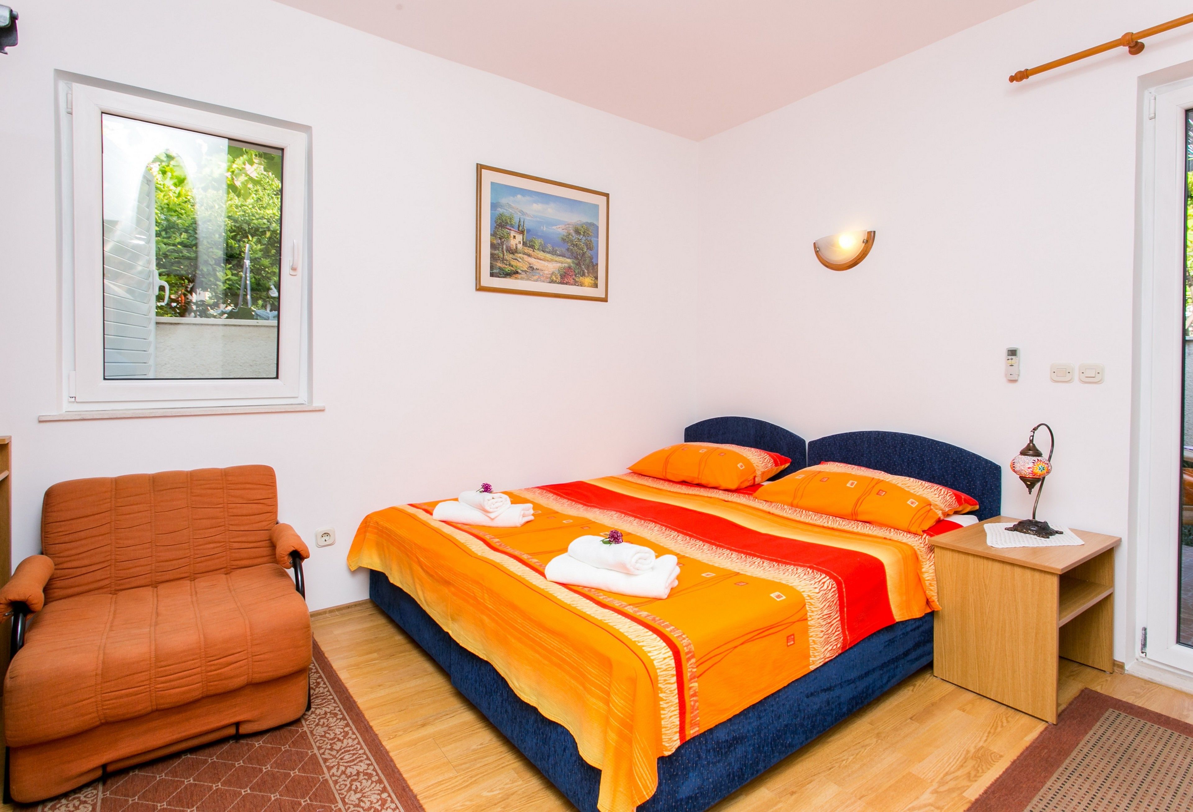 Studio, hiên, quang cảnh vườn | Trang trí khác biệt, trang bị nội thất với thiết kế riêng biệt, bàn 