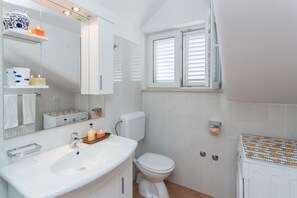 Comfort Apartment, 1 Bedroom, Balcony, Garden View | Bathroom | Shower, hair dryer, towels, toilet paper