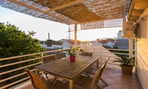 Outdoor dining - Apartment Marlo - Two-Bedroom Apartment with Balcony (Top Floor) (Dubrovnik)