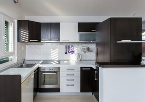 Fridge, microwave, oven, stovetop - Apartment Marlo - Two-Bedroom Apartment with Balcony (Top Floor) (Dubrovnik)