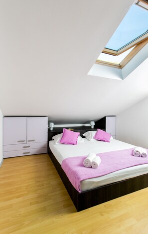 2 habitaciones, tabla de planchar con plancha, internet y ropa de cama 