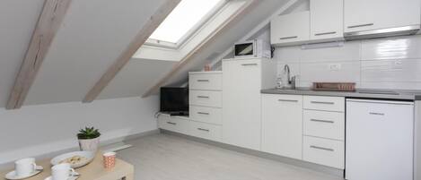 Kjøleskap, mikrobølgeovn, kokeplater og kjøkkenutstyr