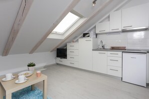 Kühlschrank, Mikrowelle, Herdplatte, Kochgeschirr/Geschirr/Besteck