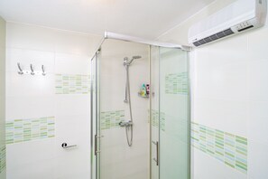 Secadora de cabello, toallas, jabón, papel de baño 