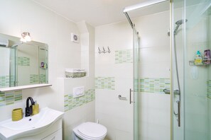 Sèche-cheveux, serviettes fournies, savon, papier toilette