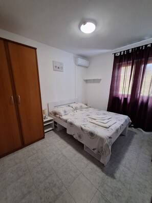 Een strijkplank/strijkijzer, wifi, beddengoed