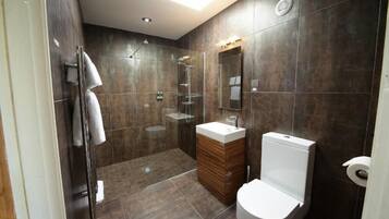 Cottage | Bathroom | Deep-soaking bathtub, hair dryer, towels, shampoo