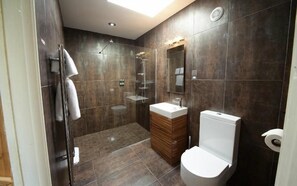 Cottage | Bathroom | Deep soaking tub, hair dryer, towels, shampoo - The Tack Room (Pwllheli)