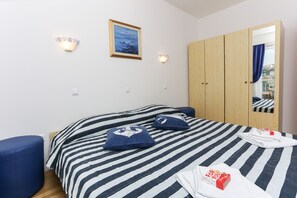 1 chambre, fer et planche à repasser, accès Internet, draps fournis