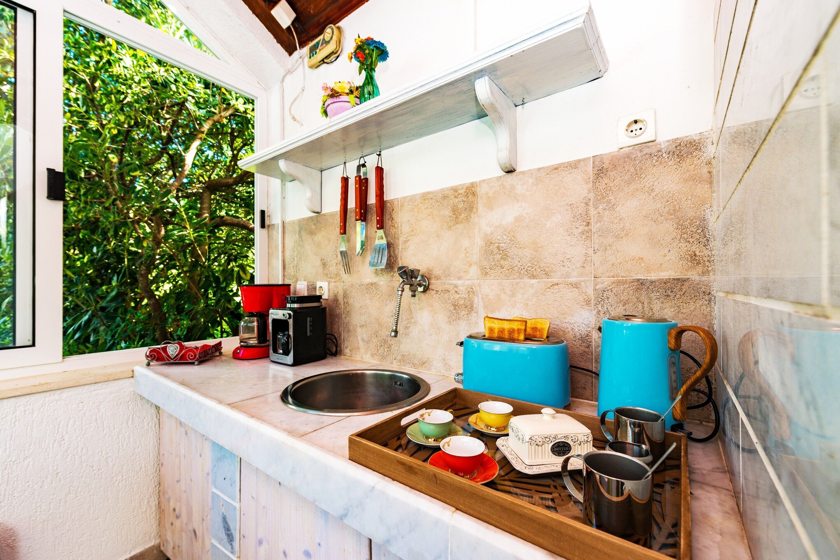Cafetera/tetera, refrigerador, microondas, horno