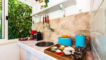 Cafetera/tetera, refrigerador, microondas, horno